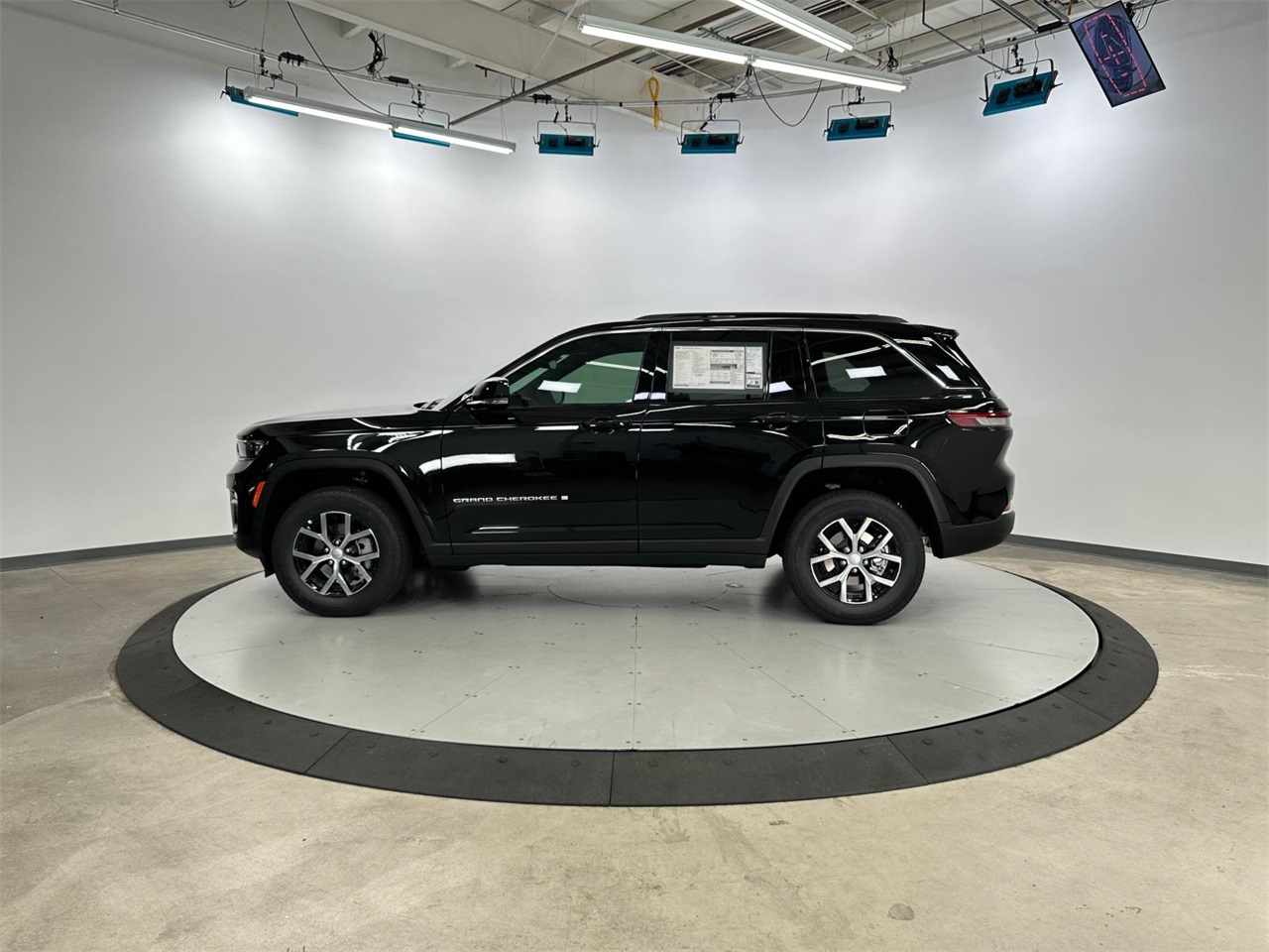 2025 Jeep Grand Cherokee Limited photo 5