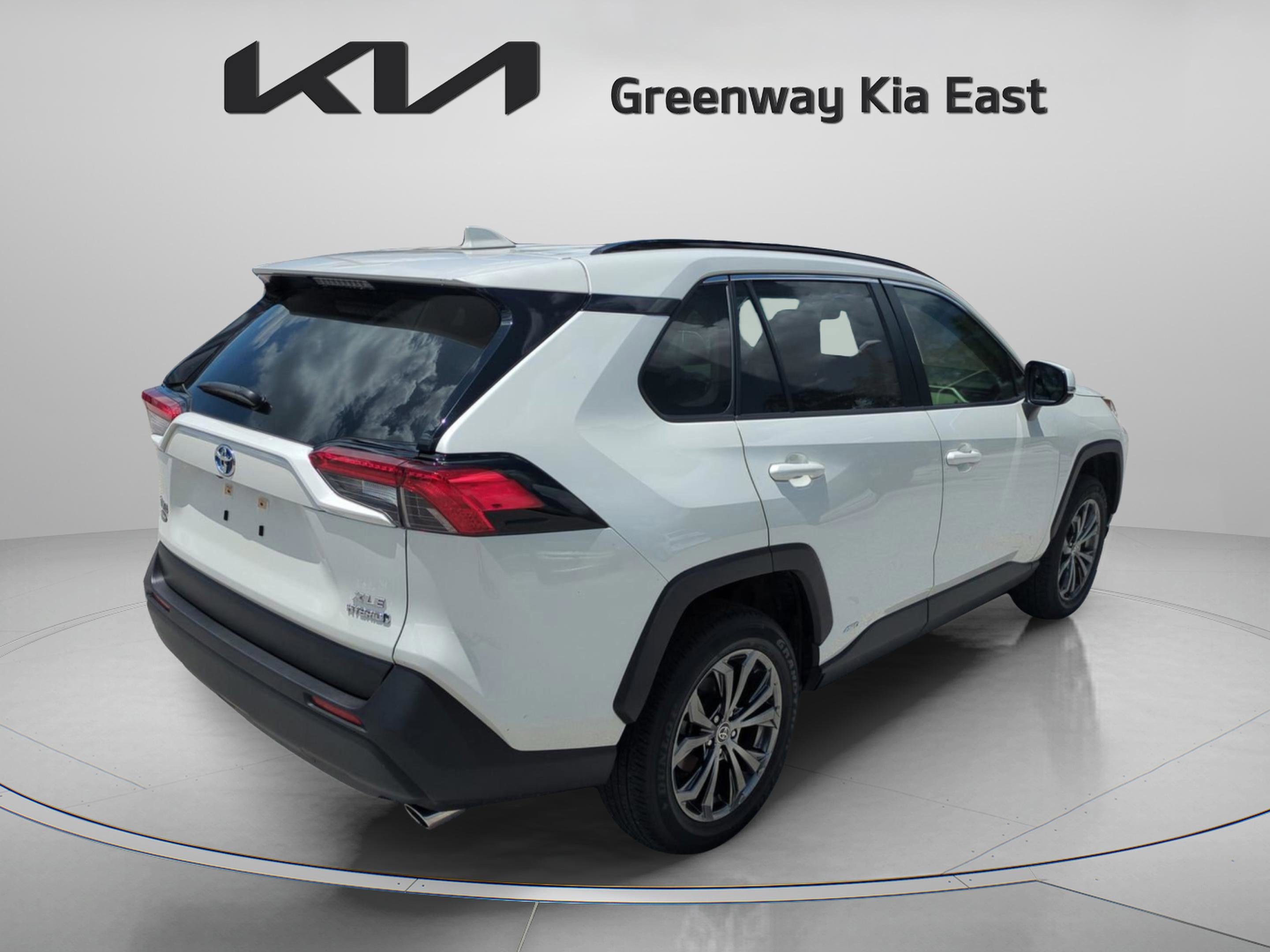 2022 Toyota RAV4 XLE Premium photo 7
