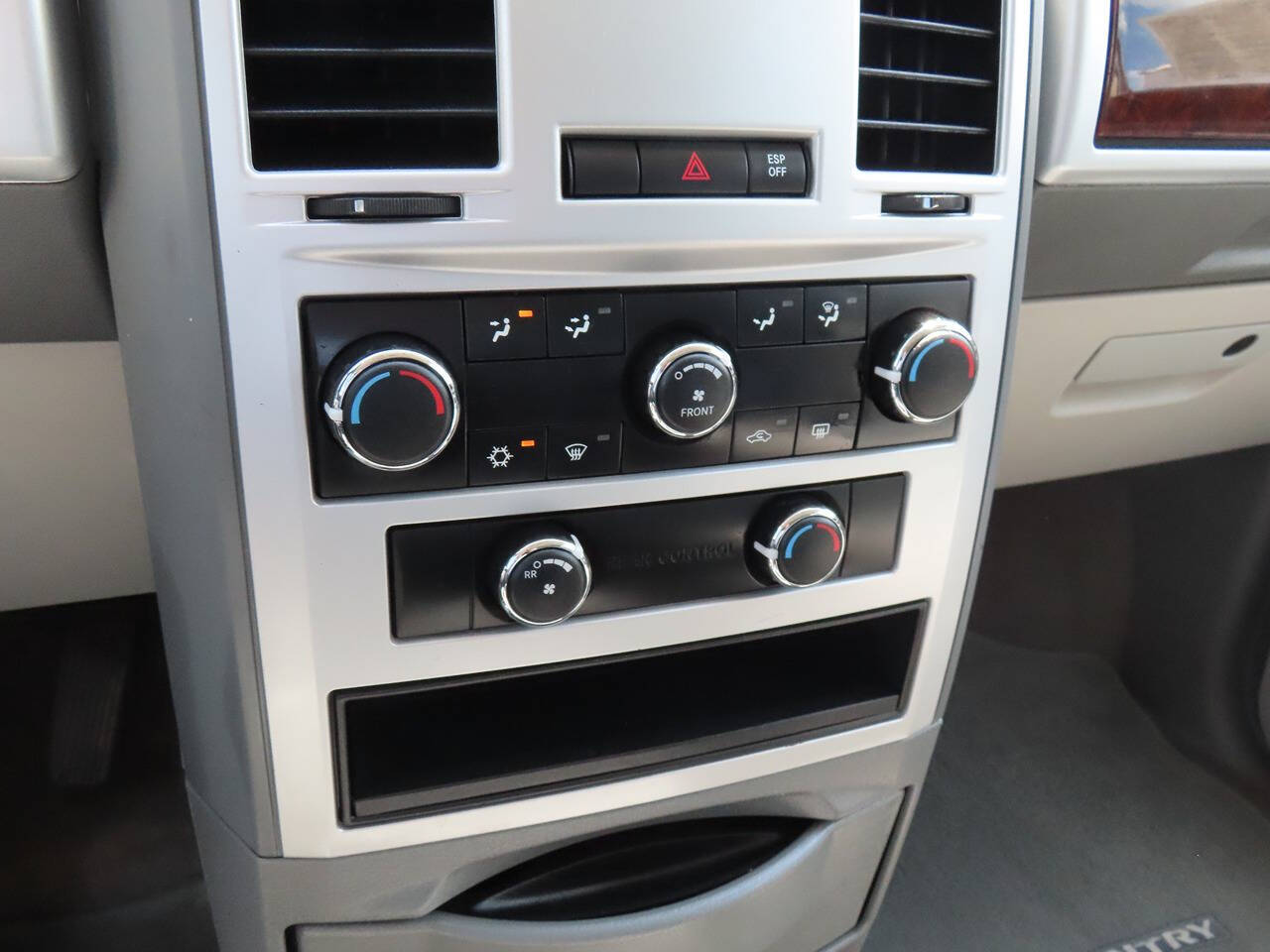 2009 Chrysler Town & Country Touring photo 18