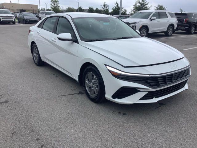 2025 Hyundai Elantra SE photo 3