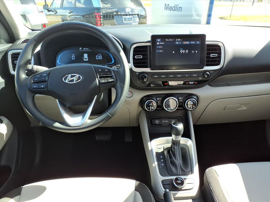 2024 Hyundai Venue SEL photo 6