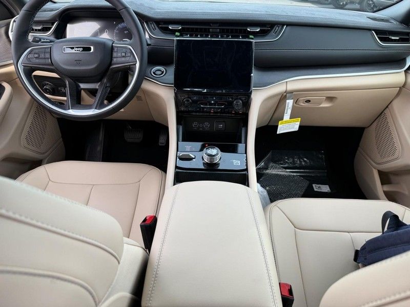 2025 Jeep Grand Cherokee Limited photo 5