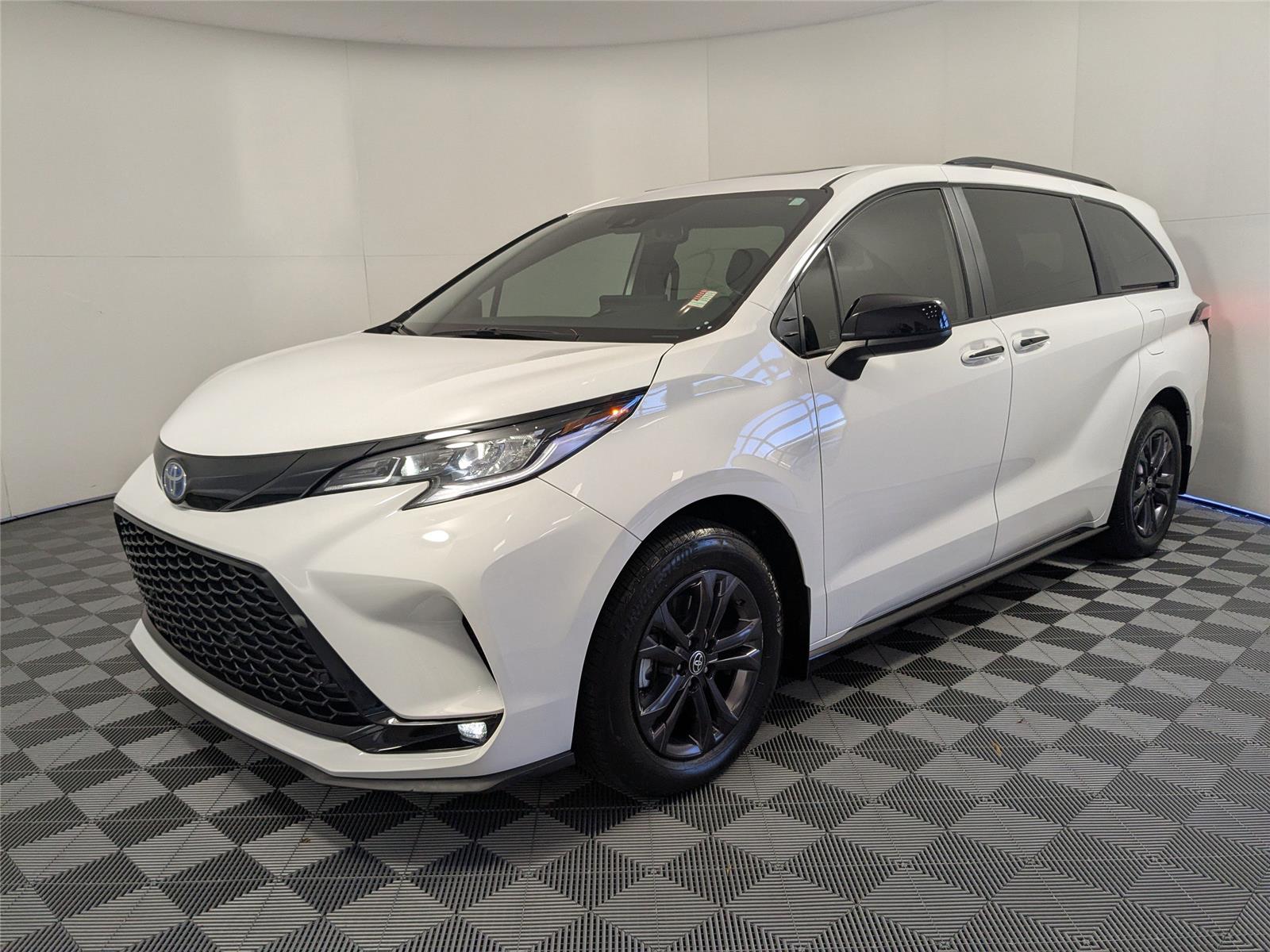 2025 Toyota Sienna XSE's photo