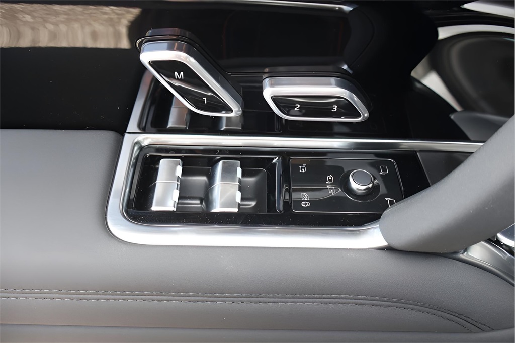 2025 Land Rover Range Rover SE photo 11