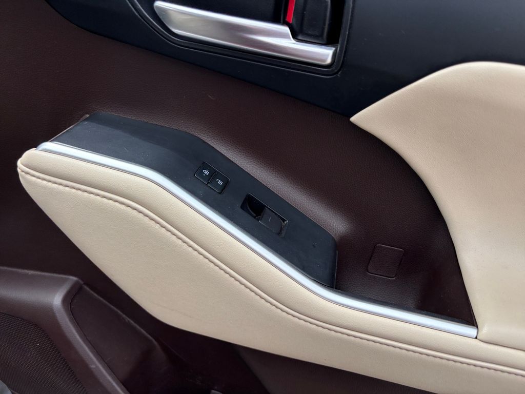 2021 Toyota Highlander XLE photo 13
