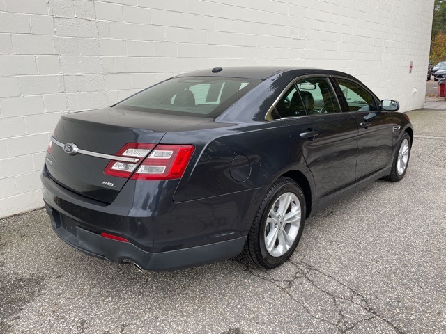 2017 Ford Taurus SEL photo 4