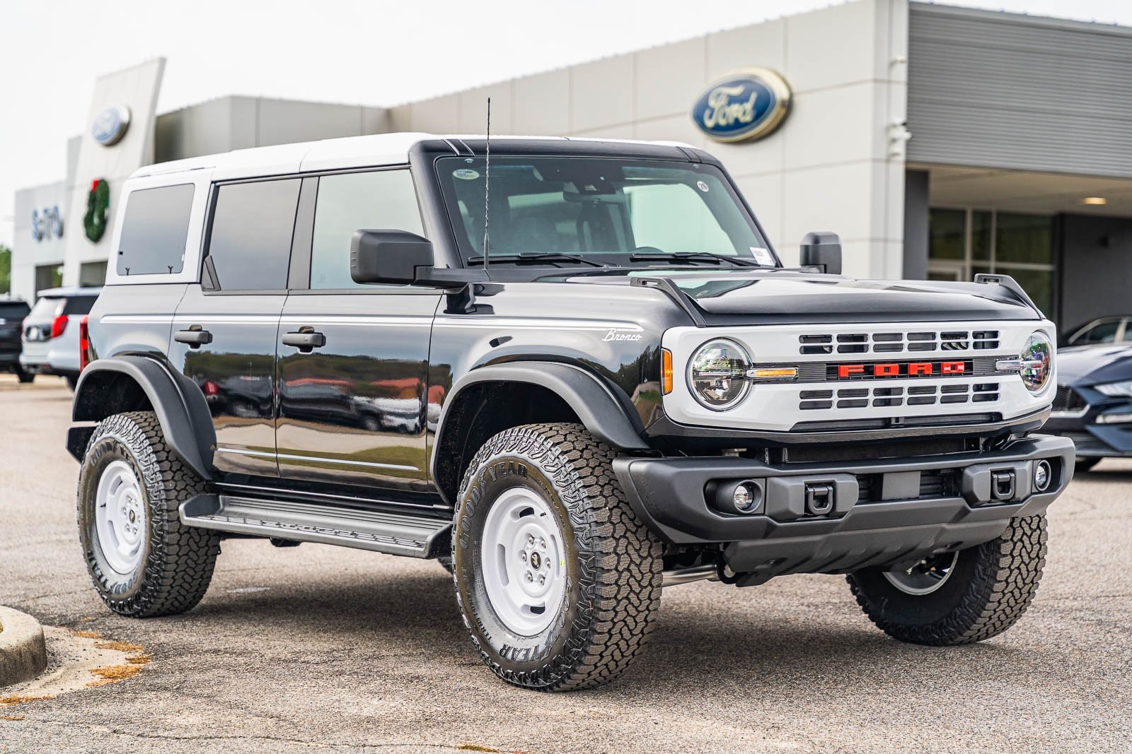 2025 Ford Bronco 4-Door Heritage Editon's photo