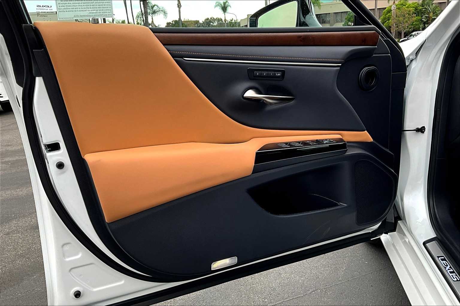 2025 Lexus ES 300h photo 15