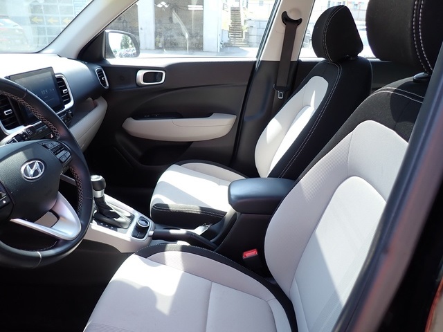 2024 Hyundai Venue SEL photo 6