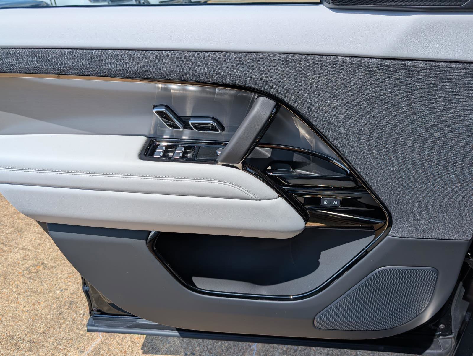 2025 Land Rover Range Rover Sport SE photo 14