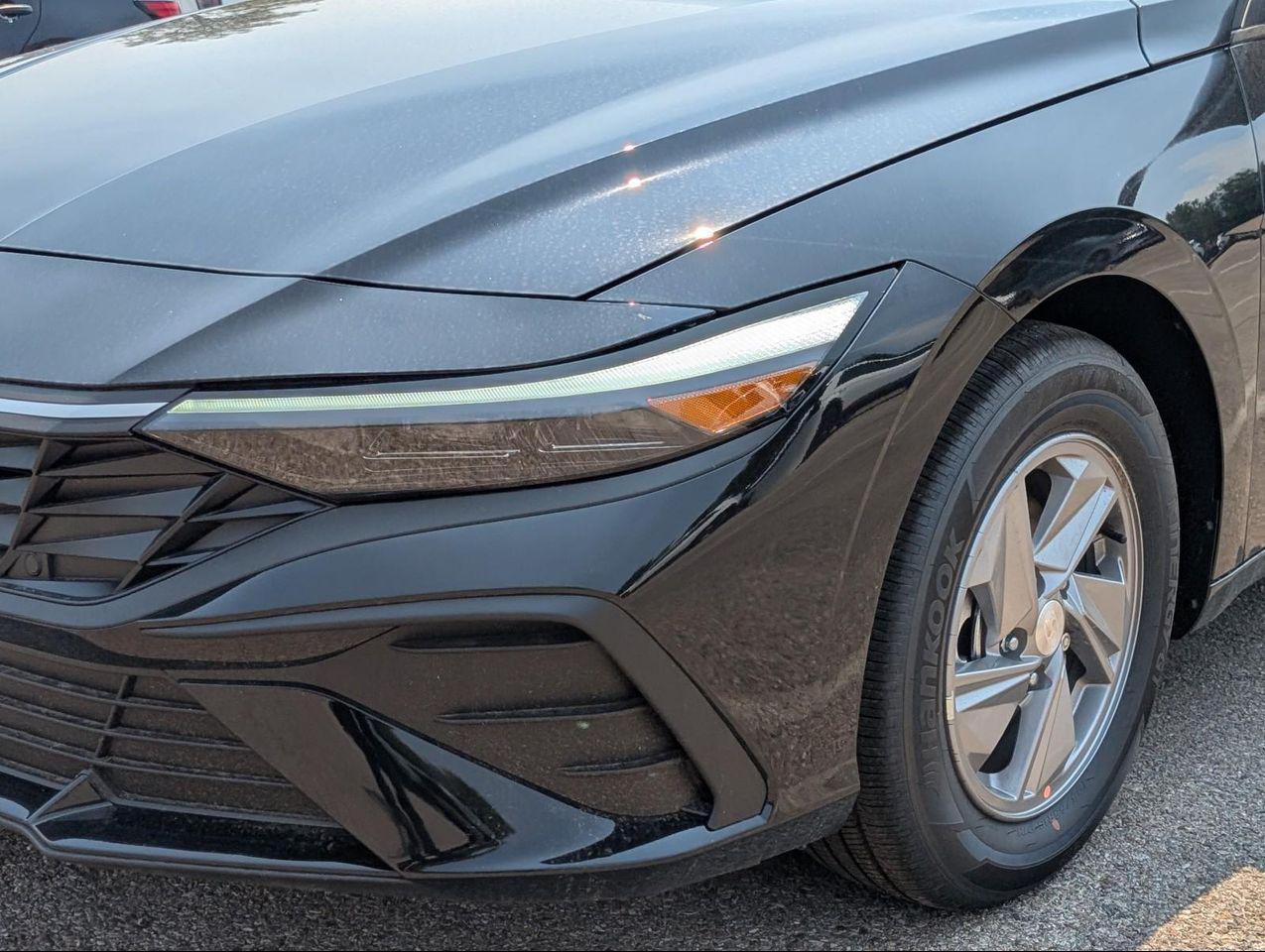 2025 Hyundai Elantra SE photo 2