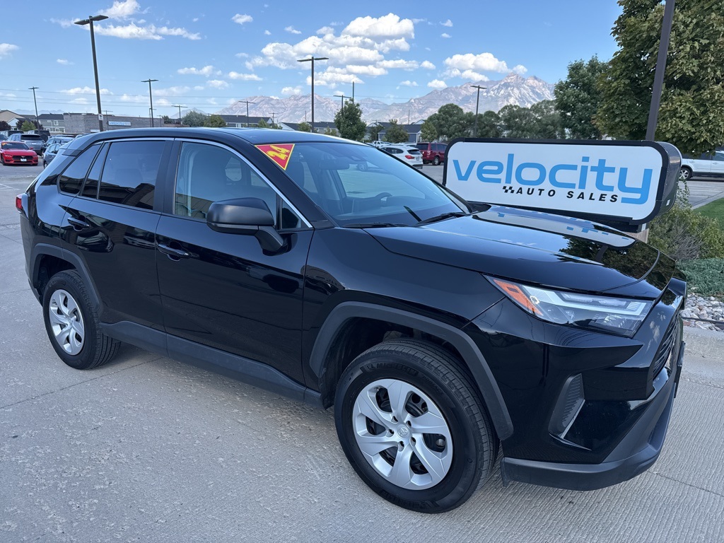 2024 Toyota RAV4 LE's photo