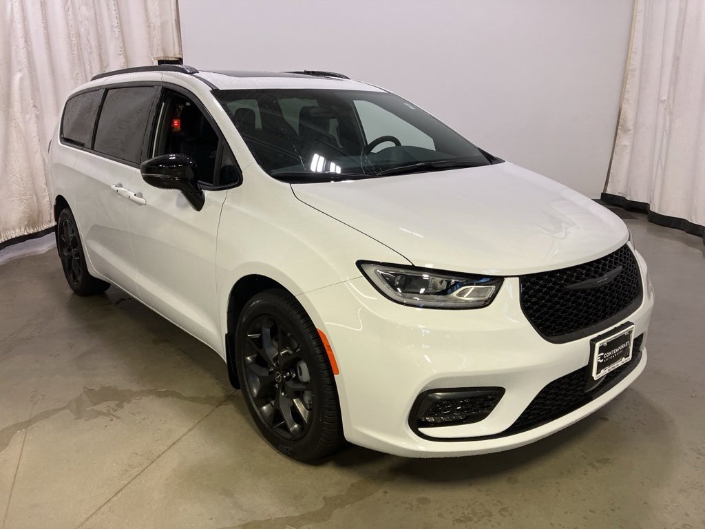 2026 Chrysler Pacifica Select's photo