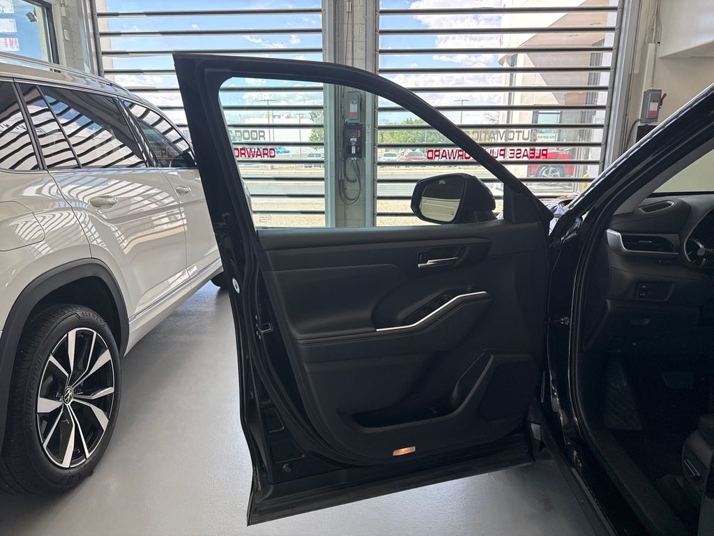2022 Toyota Highlander XLE photo 9