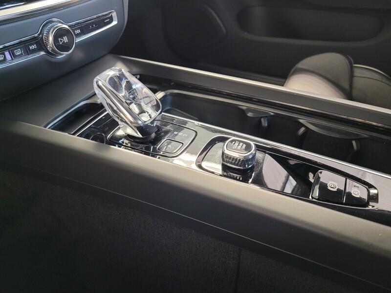 2024 Volvo S60 B5 Plus Black Edition photo 22