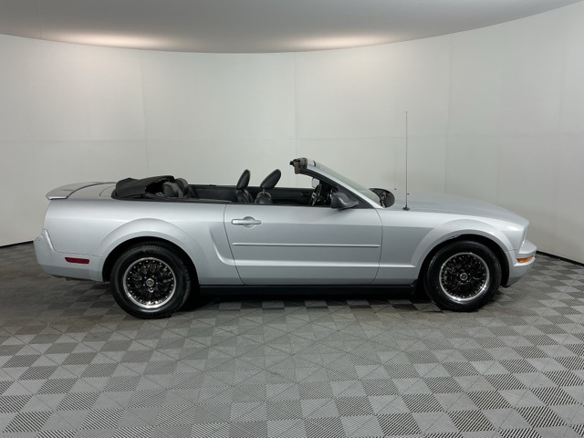 2007 Ford Mustang V6 Deluxe photo 4
