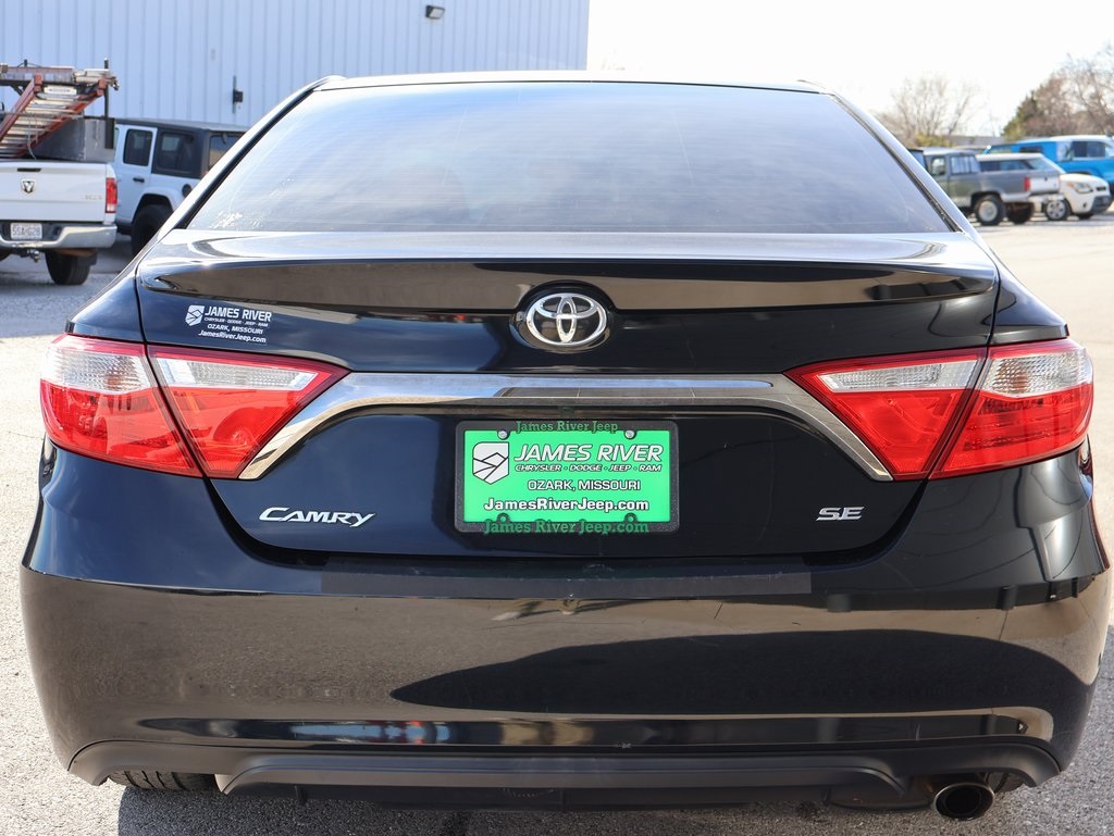 2016 Toyota Camry SE photo 4
