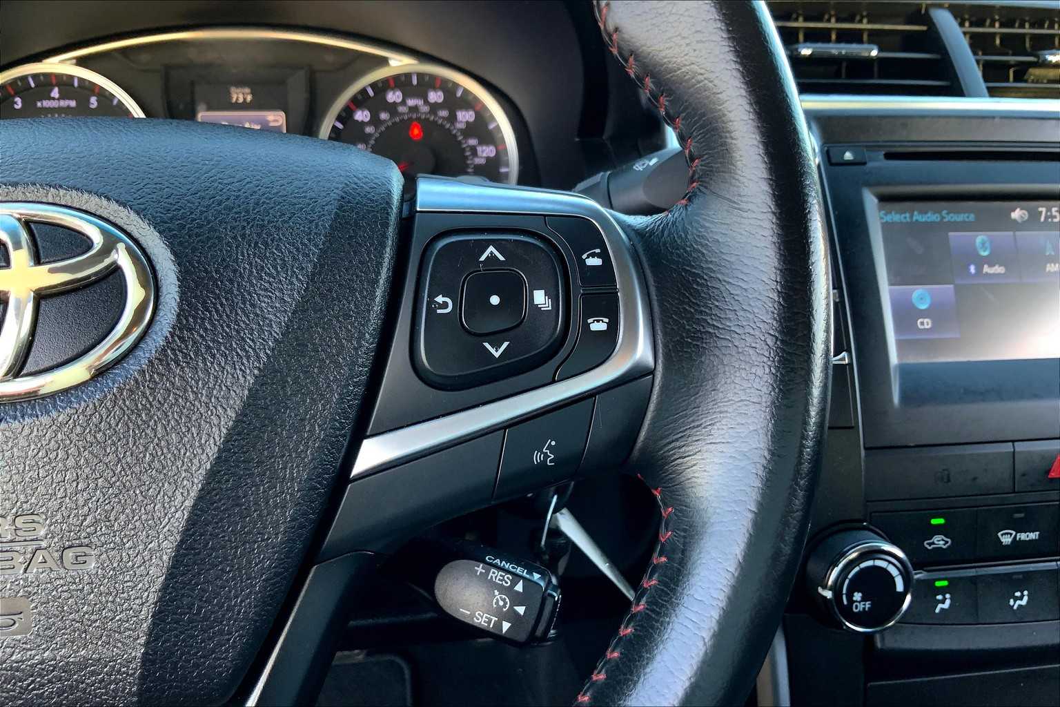 2015 Toyota Camry SE photo 23