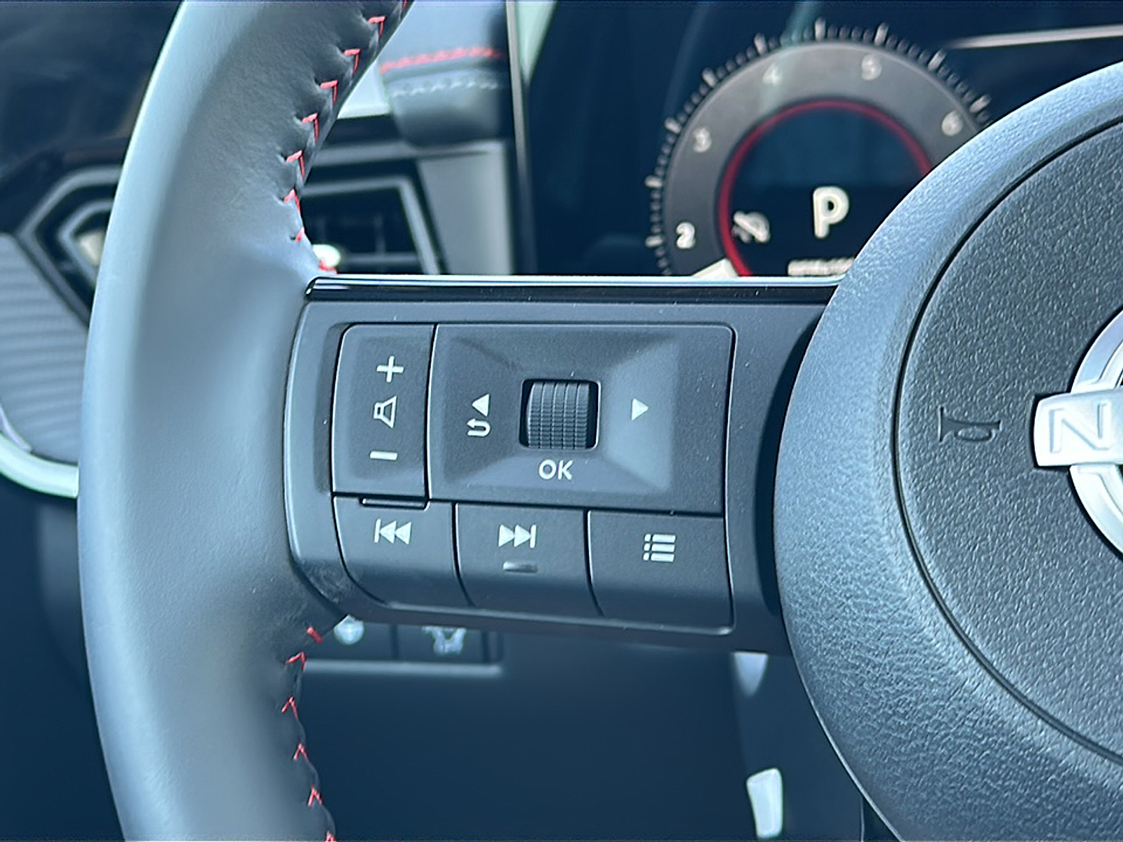 2025 Nissan Kicks SR photo 4