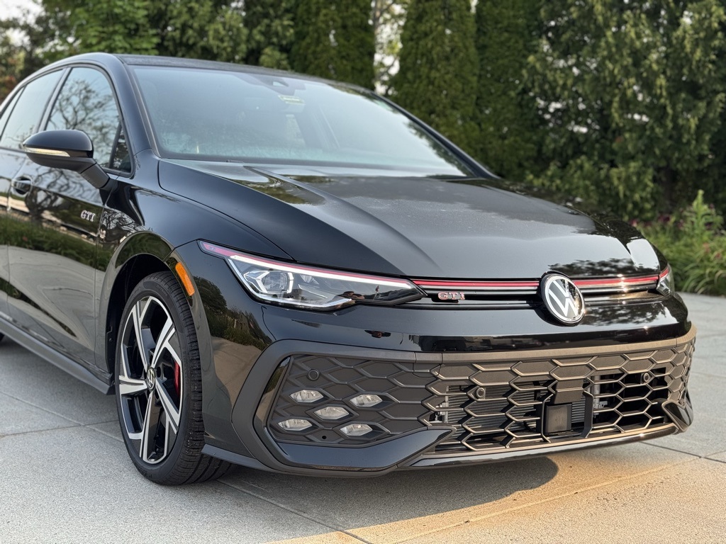 2025 Volkswagen Golf GTI SE photo 2