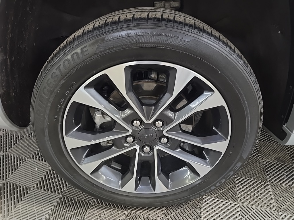 2023 Jeep Grand Cherokee Overland photo 14