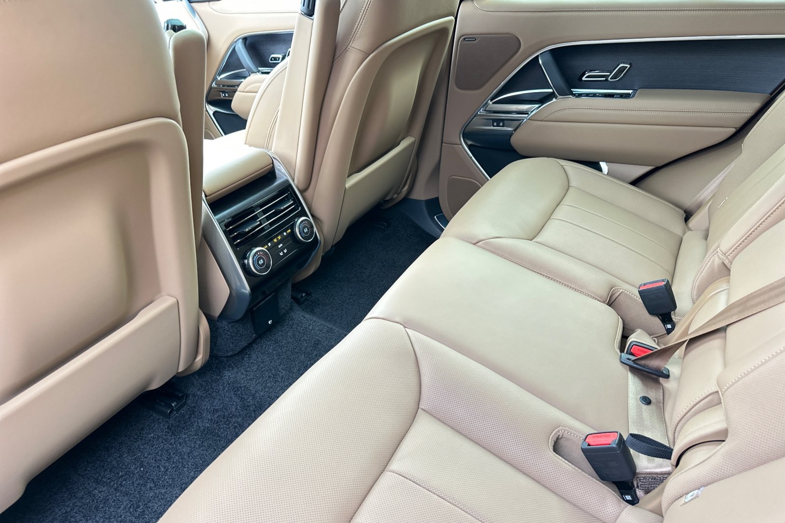 2025 Land Rover Range Rover SE photo 11