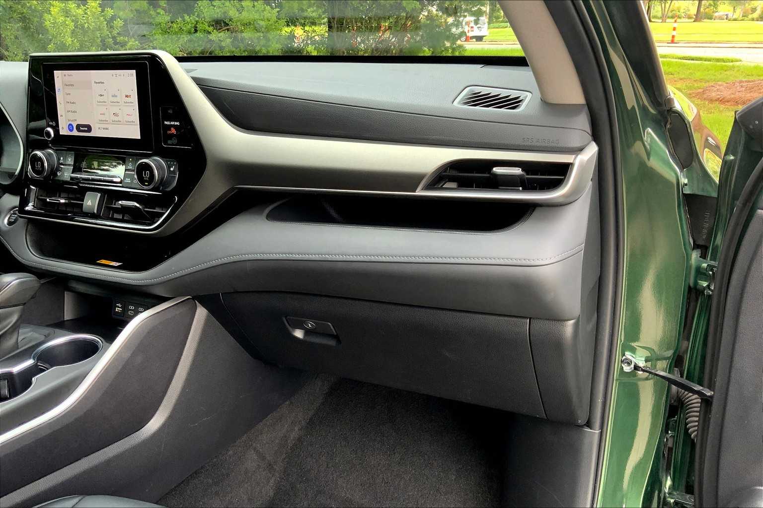 2024 Toyota Highlander XLE photo 17