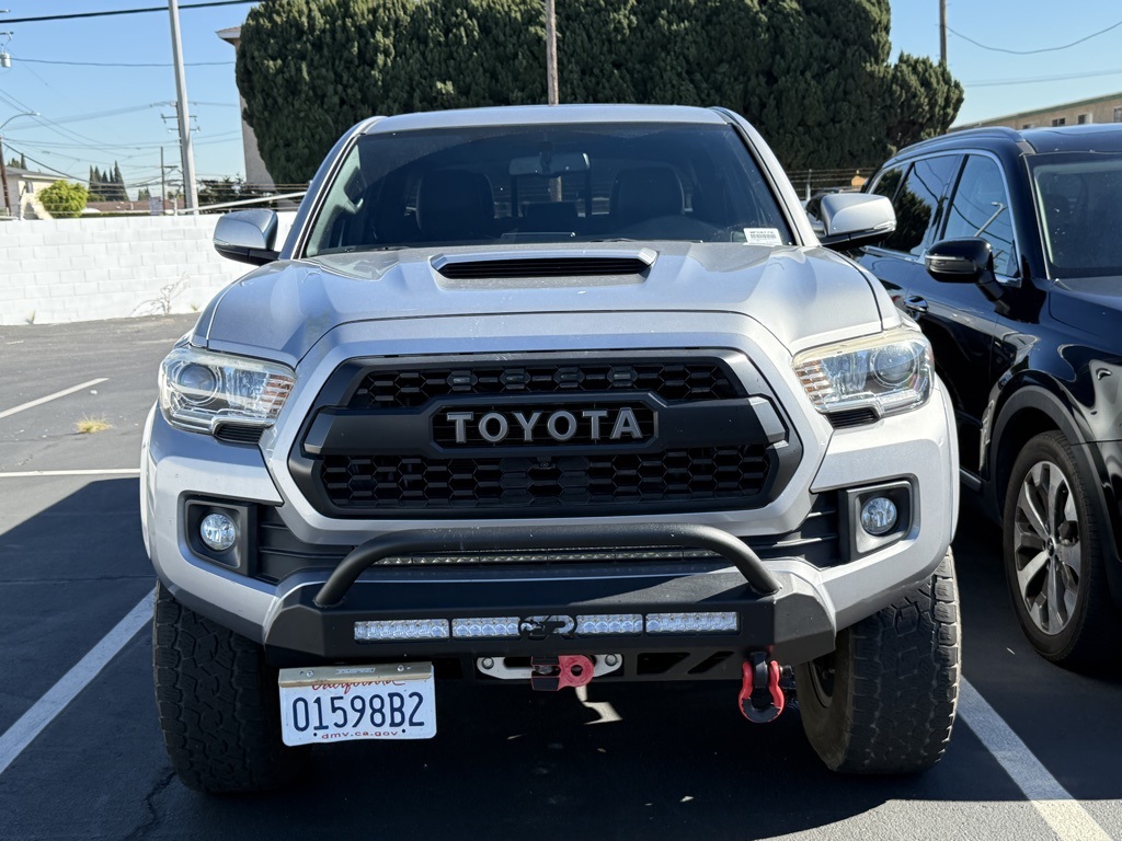 2016 Toyota Tacoma TRD Sport photo 2