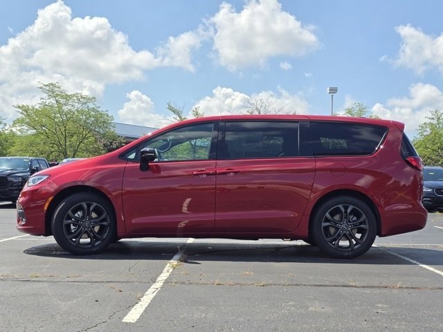2026 Chrysler Pacifica photo 16