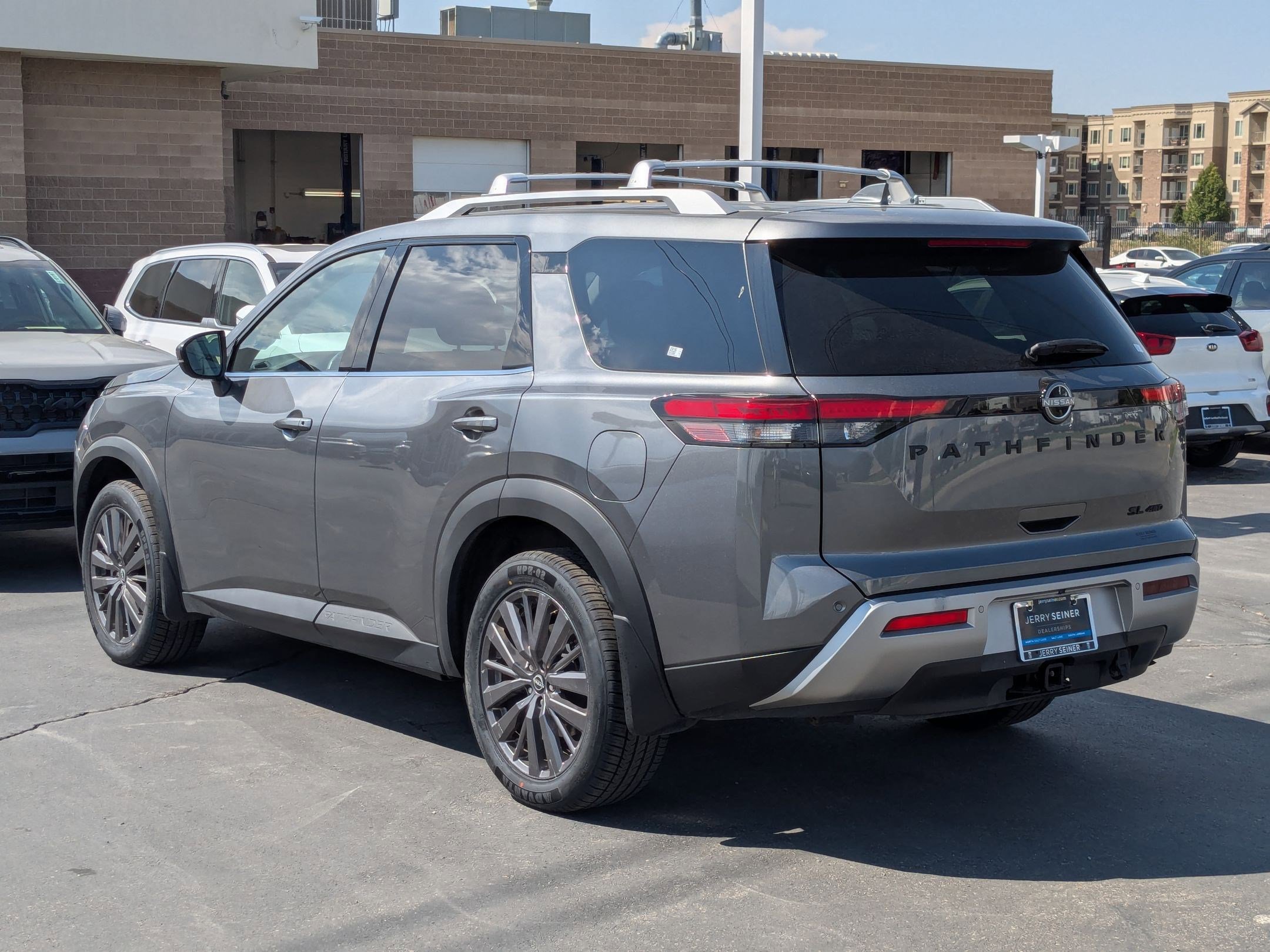 2023 Nissan Pathfinder SL photo 3