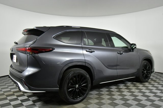2024 Toyota Highlander LE photo 9