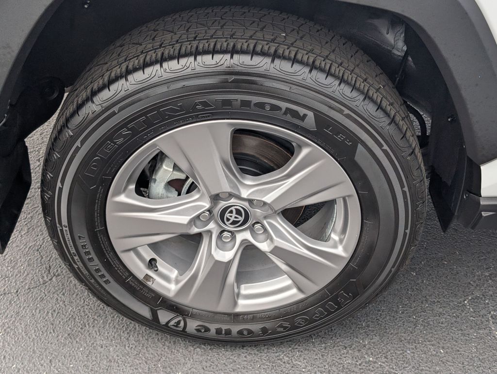 2024 Toyota RAV4 Hybrid XLE photo 23