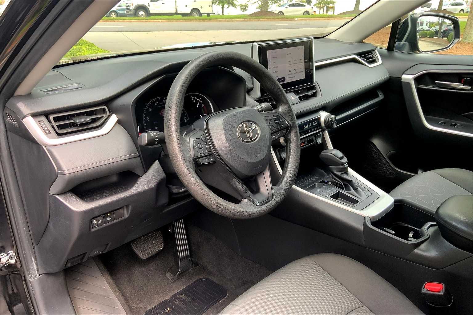 2024 Toyota RAV4 XLE photo 16