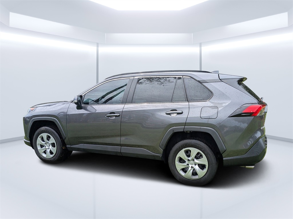 2021 Toyota RAV4 LE photo 5