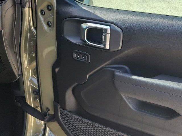 2025 Jeep Wrangler photo 44