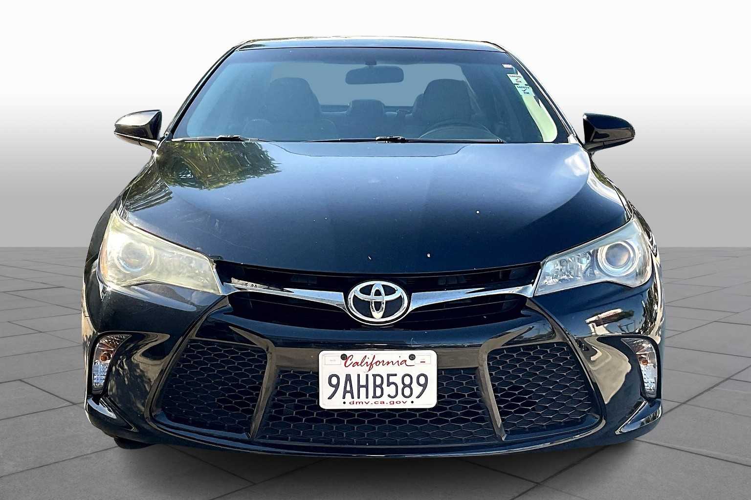 2017 Toyota Camry SE photo 3