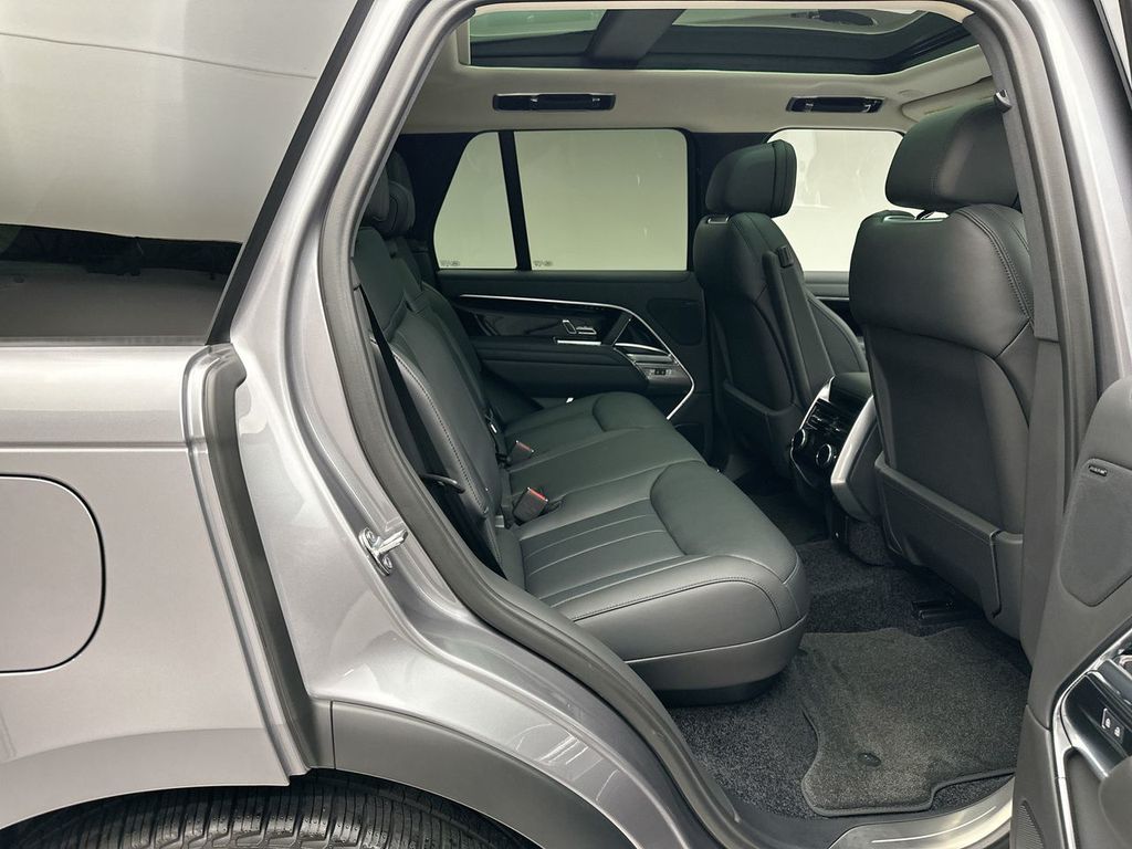 2025 Land Rover Range Rover SE photo 6