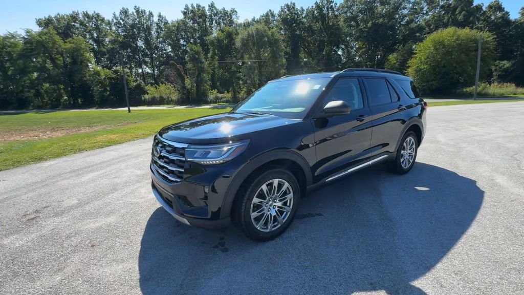 2025 Ford Explorer photo 3