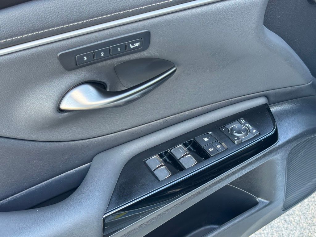 2023 Lexus ES 300h photo 18