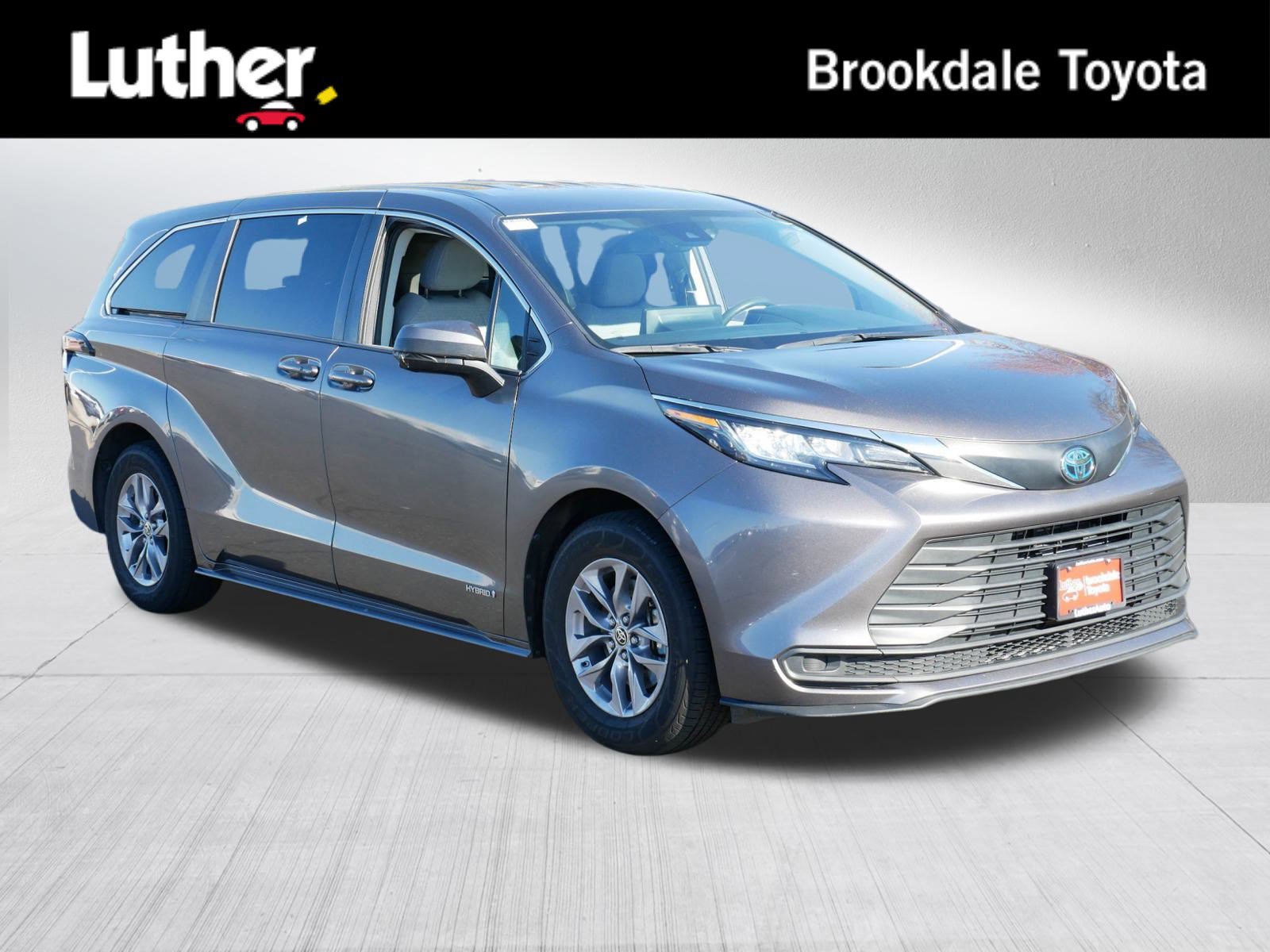 2021 Toyota Sienna LE's photo
