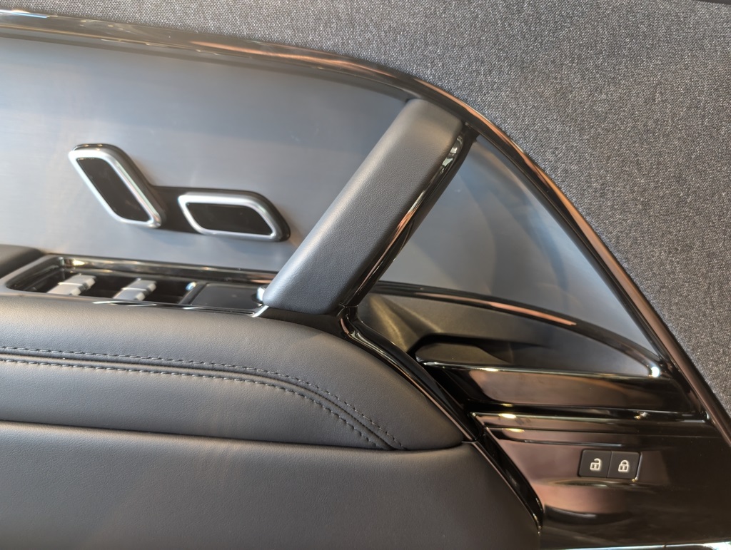 2025 Land Rover Range Rover Sport SE photo 5