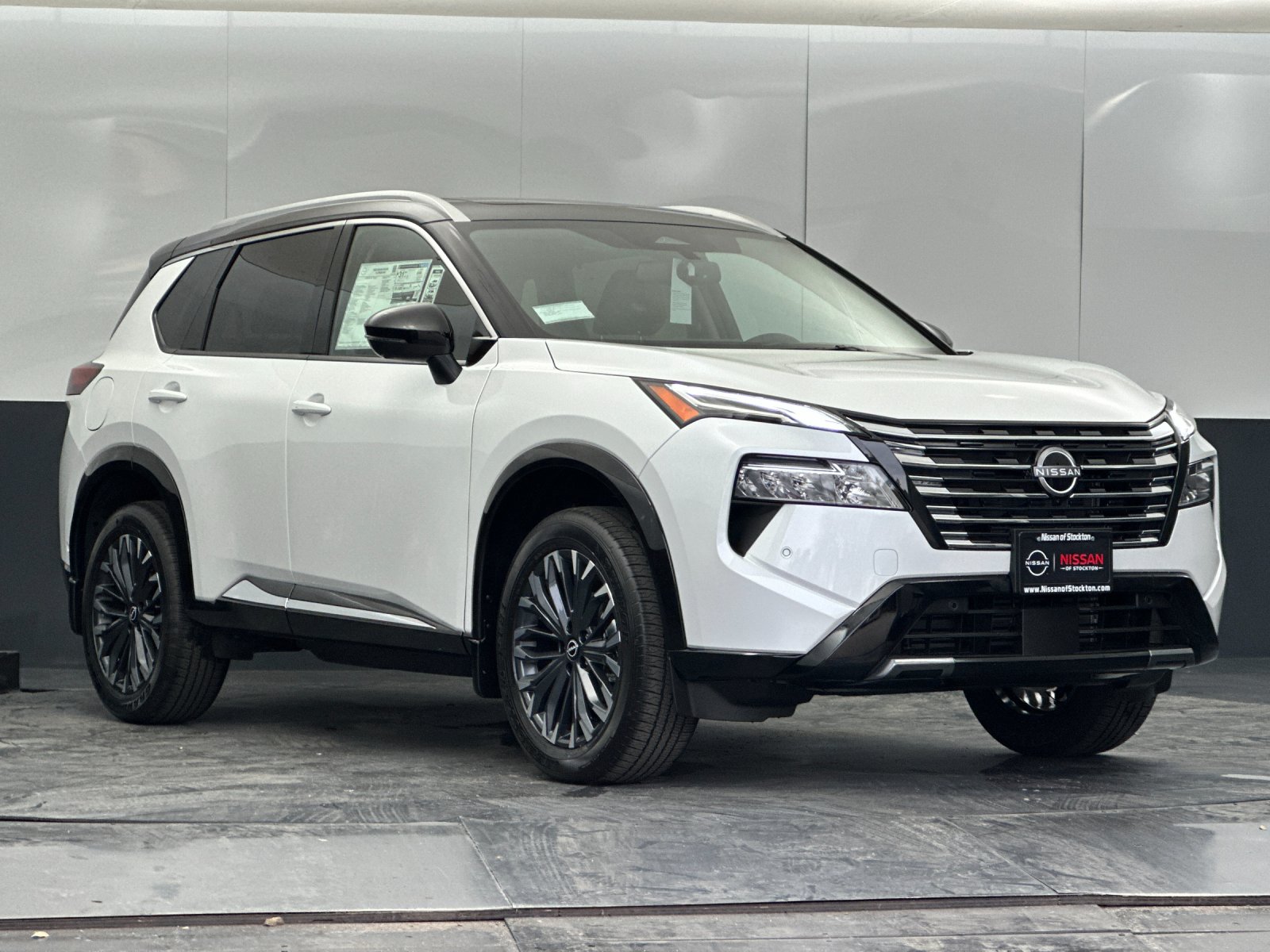2026 Nissan Rogue Platinum's photo