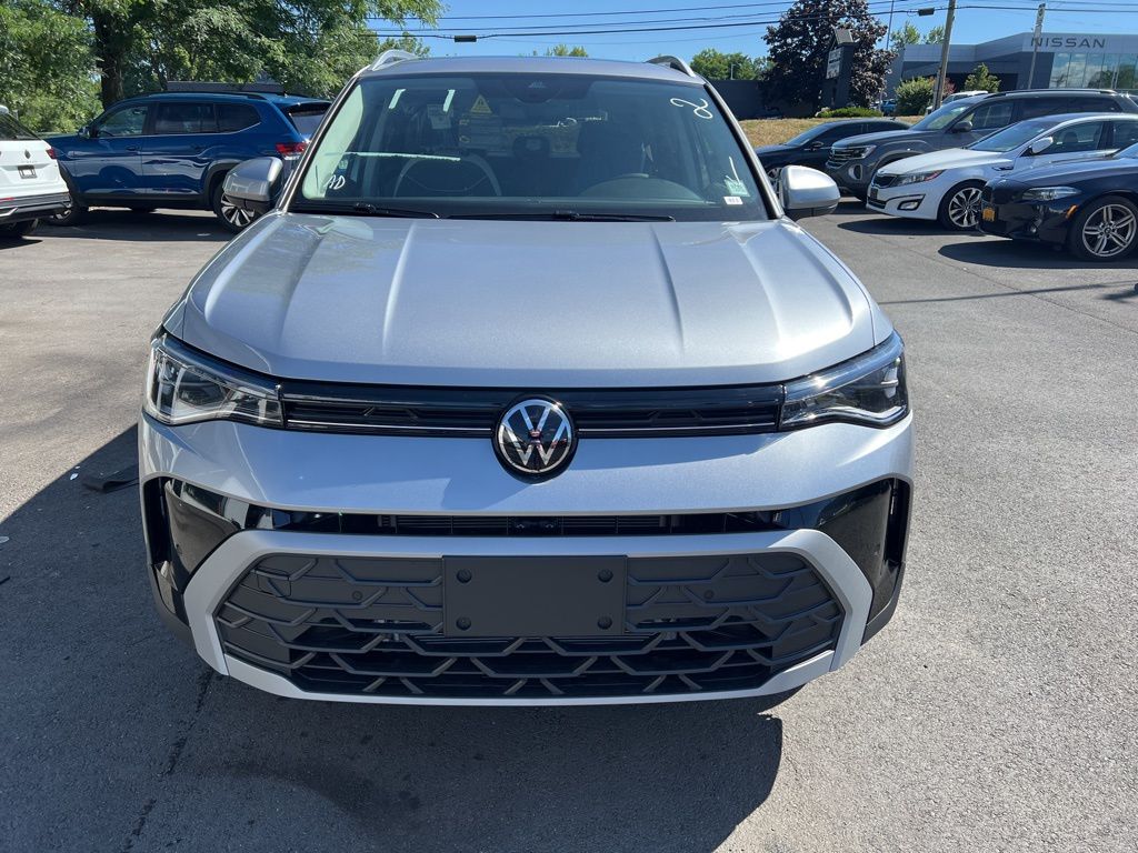 2025 Volkswagen Taos SE photo 2