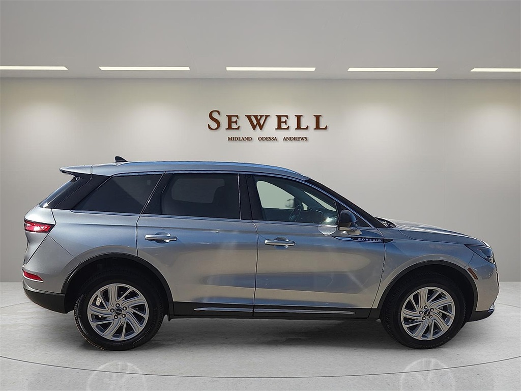 2022 Lincoln Corsair Standard photo 4