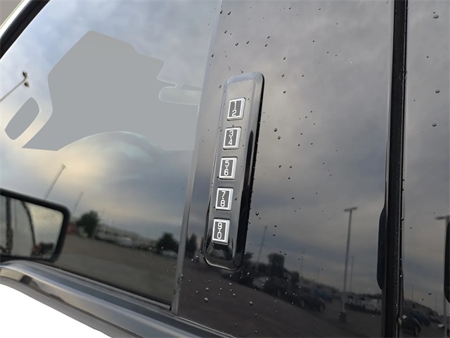 2023 Ford F-150 Lightning Platinum photo 18