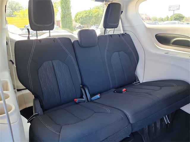 2022 Chrysler Voyager LX photo 18