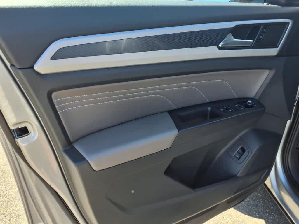 2023 Volkswagen Atlas Cross Sport SEL R-Line photo 9