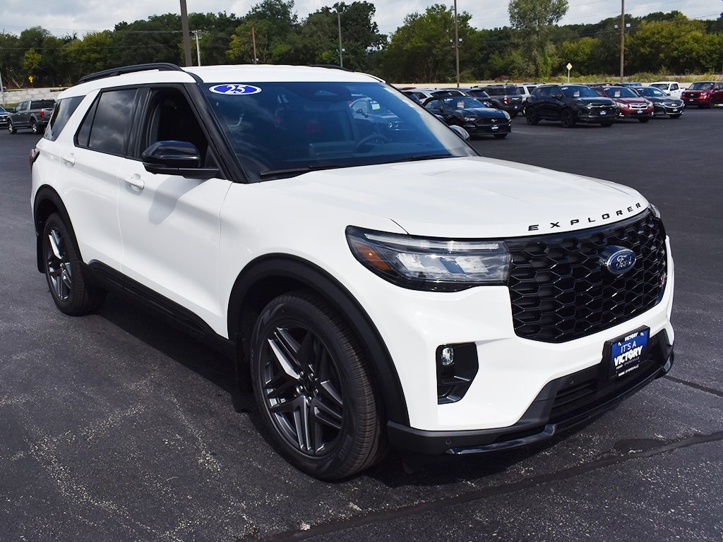 2025 Ford Explorer ST photo 11