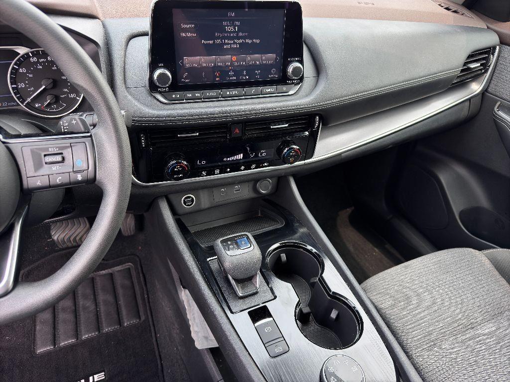 2021 Nissan Rogue SV photo 18