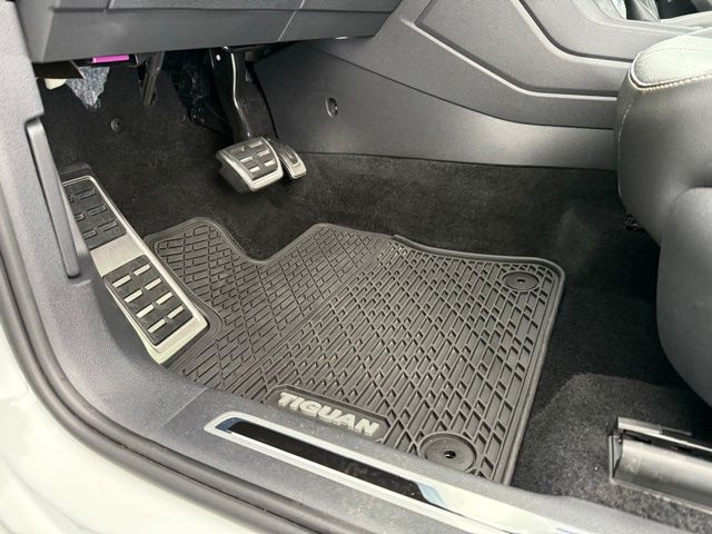 2023 Volkswagen Tiguan SE R-Line Black photo 28